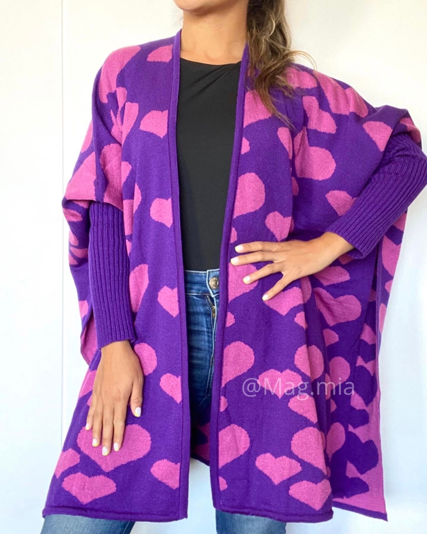 capa para mujer  tejida en hilo estampado corazones color morado con lila