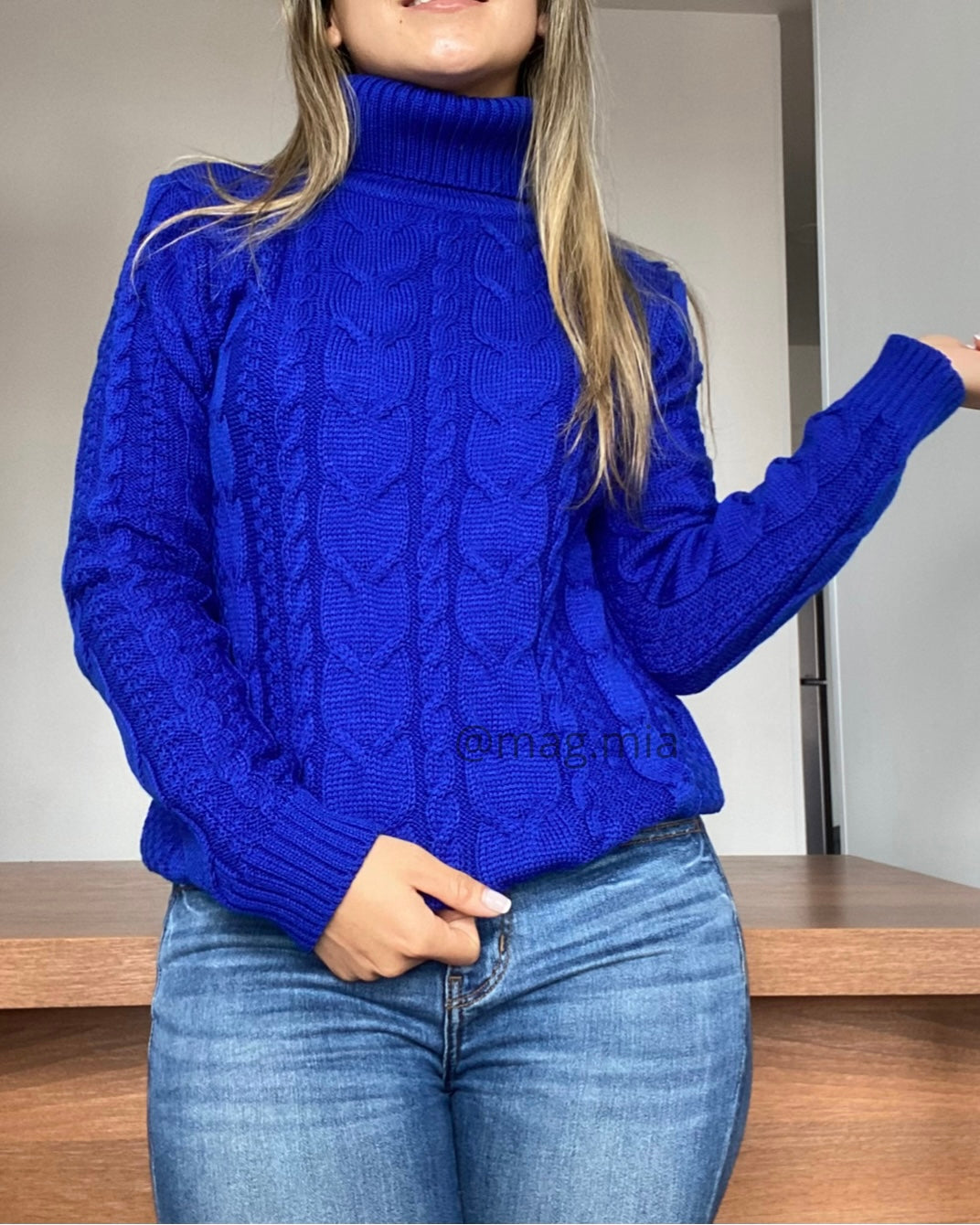 saco cuello tortuga para mujer  tejido en hilo  color azul rey